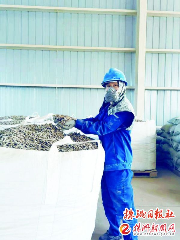 市级大件垃圾资源化处置中心内，废弃家具等变身生物质燃料颗粒。记者 伍靖雯 摄